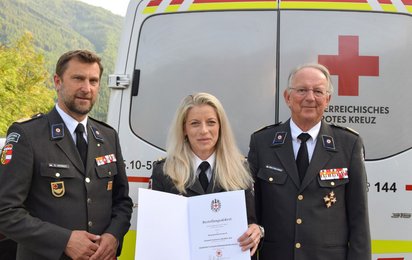 Elisabeth Gruber wurde zur neuen Bezirksrettungskommandantin für den Lungau ernannt. Landesrettungskommandant Stefan Herbst (links) und Rotkreuz-Präsident Dr. Werner Aufmesser (rechts) freuen sich über eine „ausgezeichnete Wahl“.