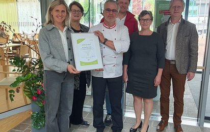 von links nach rechts: Simone Sommerauer (Gesundheitsreferentin AVOS), Michaela Schrumpf (Leiterin der Pflege und Betreuung, Rotes Kreuz Salzburg), Erich Schmidlechner, Bernhard Haas (Küchenkoordinator, Rotes Kreuz Salzburg), Andrea Eder (Haus- und Pflegedienstleitung, Seniorenwohnhaus Thalgau), Johann Grubinger (Bürgermeister Thalgau)