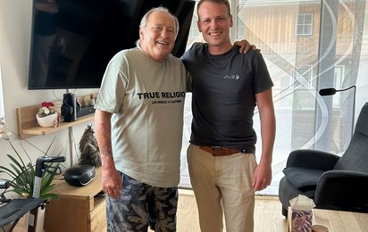 Rettungssanitäter Simon (rechts) mit seinem Nachbarn Herbert, dem er nach der Alarmierung mit der „Team Österreich Lebensretter“-App das Leben gerettet hat.