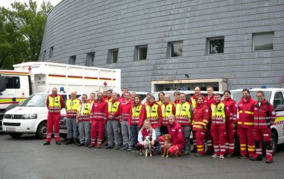 Gruppenfoto der Salzburger Rotkreuz-Abordnung für die Bundesübung Nockalert 2025, im Hintergrund die Salzburg Arena.
