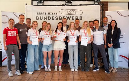 Die Gruppe der „HIB Rescue Anne’s“ der HIB Saalfelden mit Vertreter:innen des Roten Kreuzes.