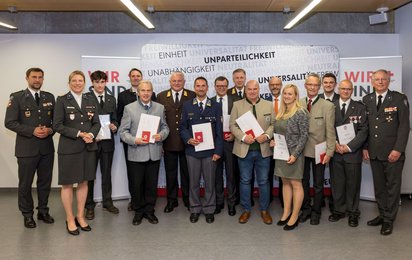 Gruppenfoto aller Geehrten Personen mit Vertreter:innen des Roten Kreuzes