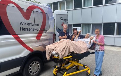 Erle mit seiner Frau Sabine (rechts) sowie Ariane und Walter vor dem Herzenswunsch-Hospizmobil bevor die Fahrt nach Slowenien losging.
