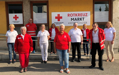 Einige Rotkreuz-Markt-Mitarbeiter stehen vor dem Markt in Kremsmünster