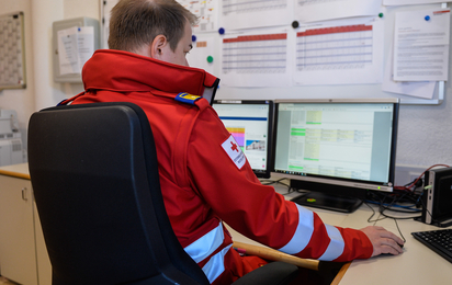 Martin König ist Dienstführender in Wattens und sitzt in seinem Büro vor dem Computer