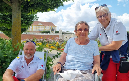 Unsere beiden Ehrenamtlichen mit der Klientin in Schloss Hof