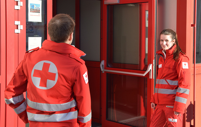 Zwei Sanitäter vorm Dienststelleneingang