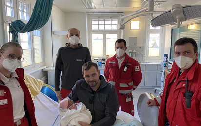 Das Rettungsteam mit dem Vater und der kleinen Magdalena im Krankenhaus Schwaz