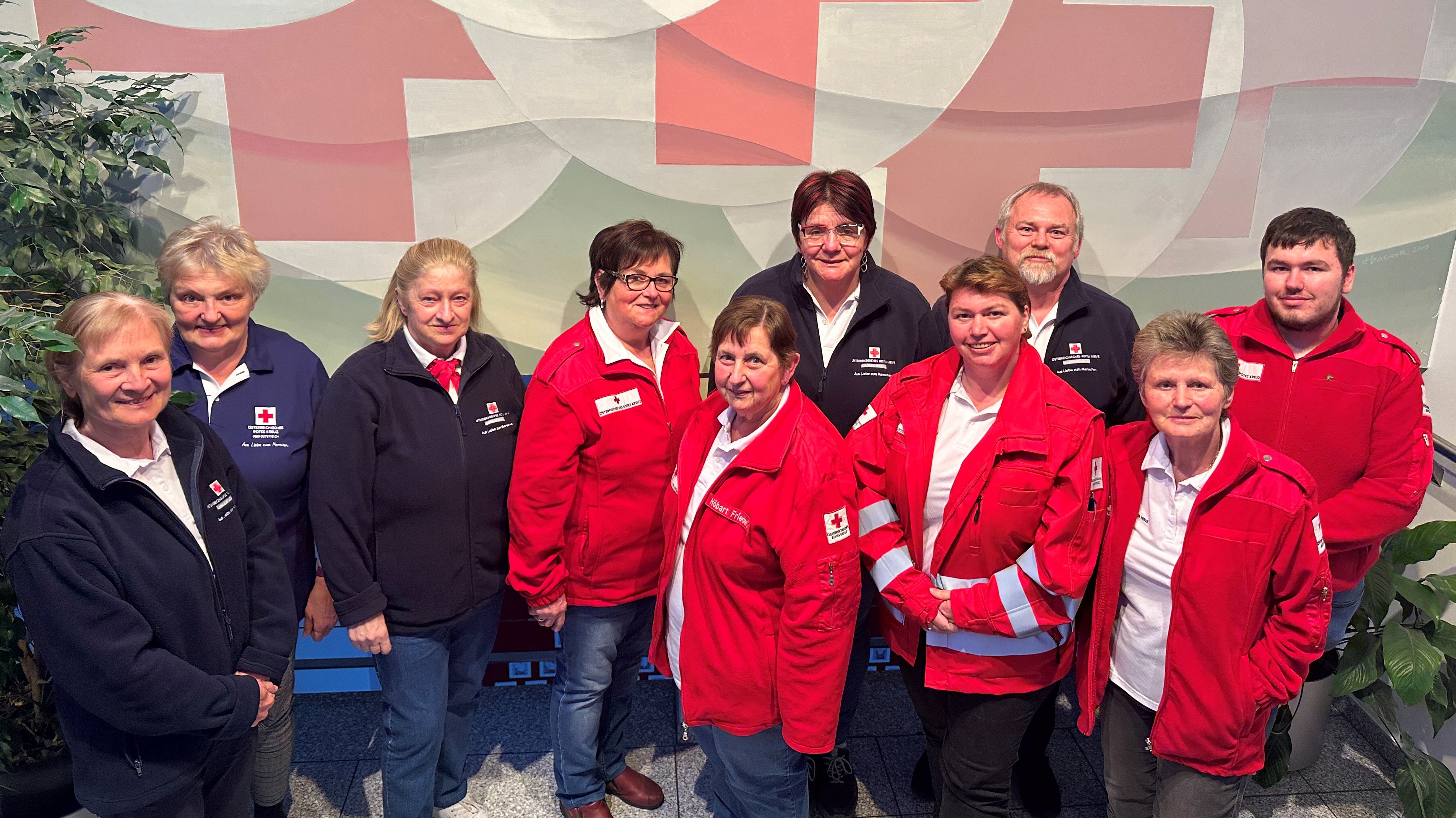 Gruppenbild der Mitarbeiter:innen vom Rotkreuz-Markt Bekleidung