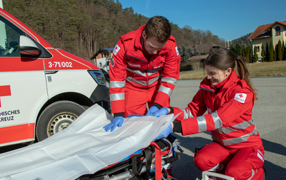 Zwei FSJ Teilnehmer beim Vorabsaugen der Vakuum Matratze