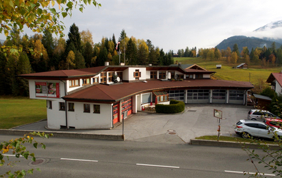 Ortsstelle Seefeld, rundgebautes Gebäude aus den 80iger Jahren mit Garagen in den Innenhof, es ist Sommer