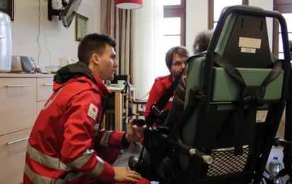 Zwei Rettungssanitäter holen eine Dame aus dem Seniorenzentrum zum Transport ins Krankenhaus ab.