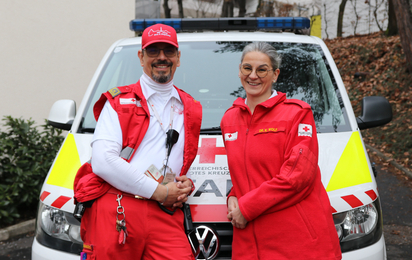 Klaus-Dieter und seine Frau Kerstin vor dem Notarzteinsatzfahrzeug.