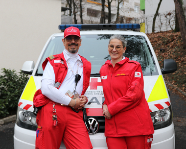 Klaus-Dieter und seine Frau Kerstin vor dem Notarzteinsatzfahrzeug.