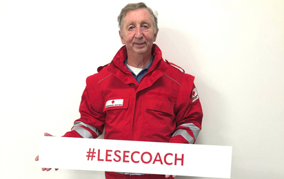 Ferdinand Kaineder mit Schild Lesecoach in der Hand