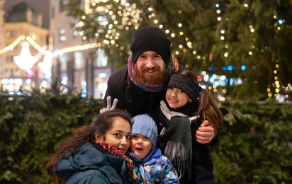 Familien Foto vor dem Weihnachtsbaum