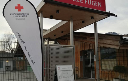 Eingang zur Festhalle Fügen mit Beachflag Rotes Kreuz Schwaz