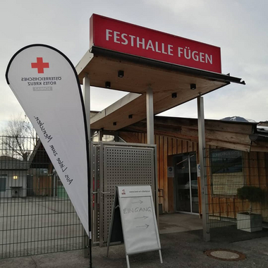 Eingang zur Festhalle Fügen mit Beachflag Rotes Kreuz Schwaz