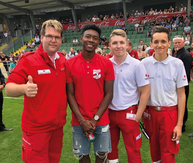 Rotkreuz-Sanitäter der Bezirksstelle Mattersburg mit Fußballstar David Alaba