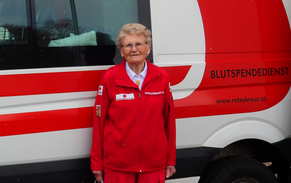 Hidle Gumpoldsberger vor dem Transporter des Blutspendedienstes Linz