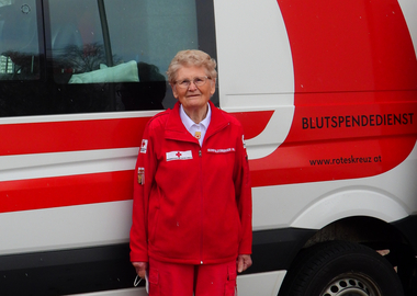 Hidle Gumpoldsberger vor dem Transporter des Blutspendedienstes Linz