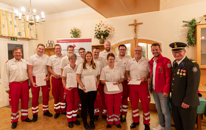 Gruppenfoto mit den ausgezeichneten Mitarbeitern und der Bezirksstellenleitung