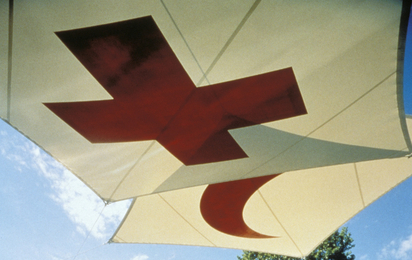 Vor dem Eingang Internationales Museum des Roten Kreuzes und des Roten Halbmonds in Genf hängen die Symbole der Bewegung.