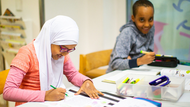 Zwei Kinder machen gemeinsam Hausübung