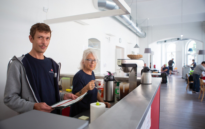 Kolleg_innen bei der Mitarbeit im Stern