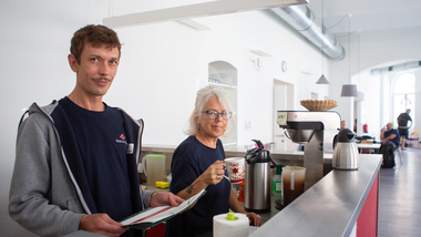 Kolleg_innen bei der Mitarbeit im Stern