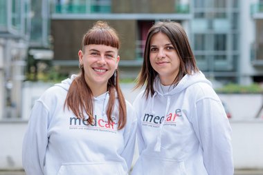 Franziska Passler ist links zu sehen, Christine Kranebitter rechts. Beide im medcare Hoodie und im Portrait