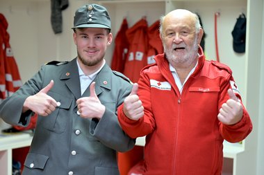 Franz Neuhauser kam 1975 zum Zivildienst an die Rotkreuz-Dienststelle Steyr – Bernhard Lehner gut 50 Jahre später. Nun trafen sie sich an der Bezirksstelle.