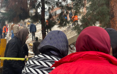 Türkischer Roter Halbmond Mitarbeiter hält ein gerettetes Mädchen