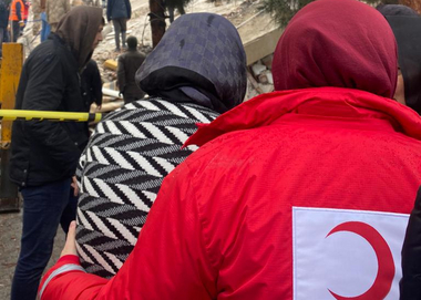 Türkischer Roter Halbmond Mitarbeiter hält ein gerettetes Mädchen