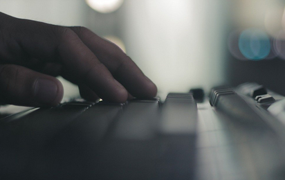 Eine Hand tippt auf eine Tastatur