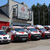 Das Rot Kreuz Haus mit den Fahrzeugen im Vordergrund