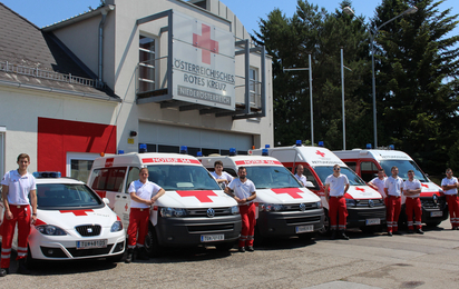 Das Rot Kreuz Haus mit den Fahrzeugen im Vordergrund