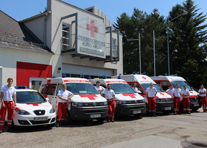 Das Rot Kreuz Haus mit den Fahrzeugen im Vordergrund