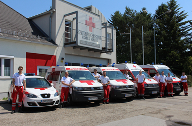 Das Rot Kreuz Haus mit den Fahrzeugen im Vordergrund