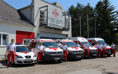 Das Rot Kreuz Haus mit den Fahrzeugen im Vordergrund