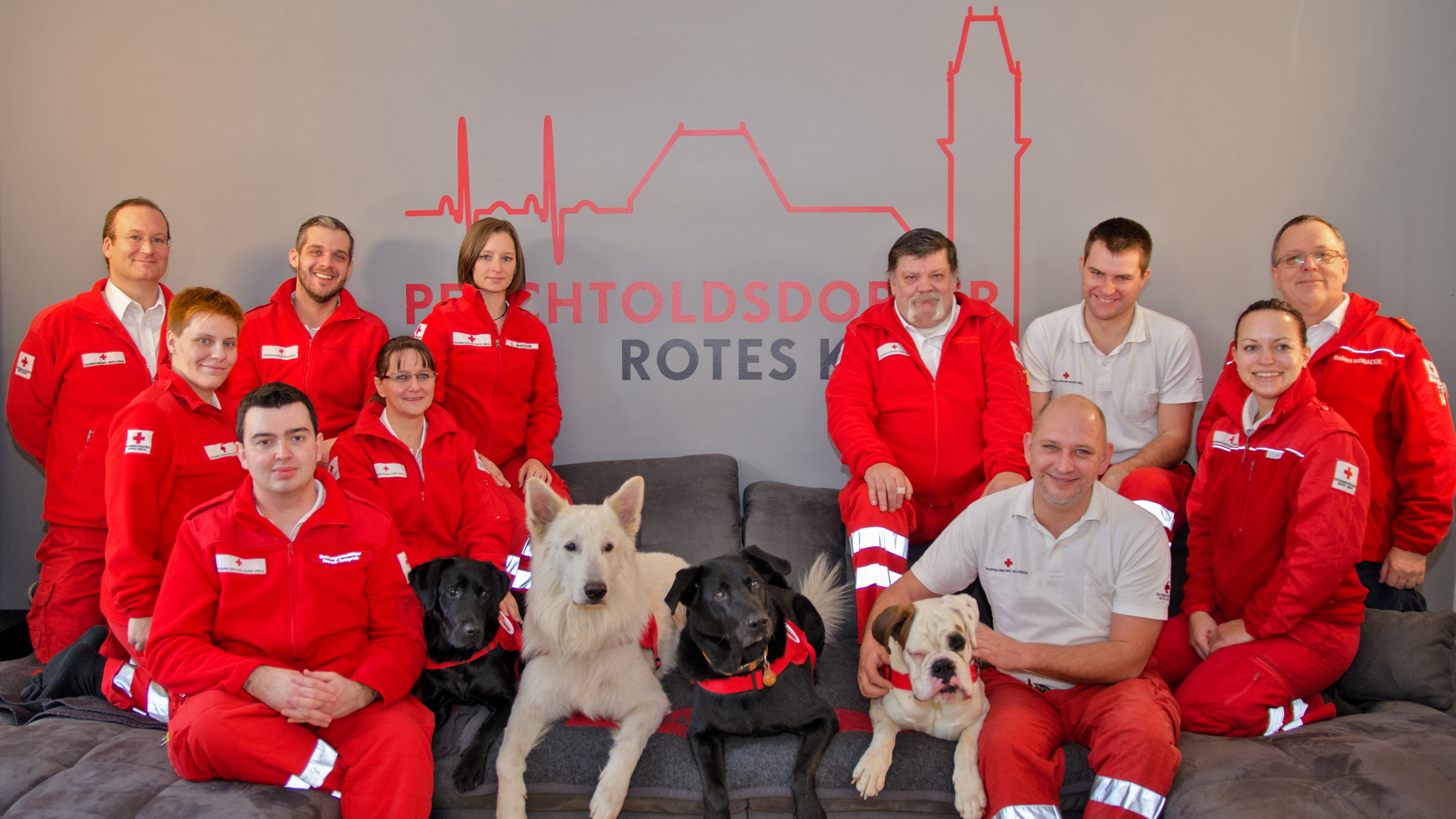 Gruppenbild der Suchhundestaffel Percholdsdorf mit der Ortsstellenleitung Perchtoldsdorf