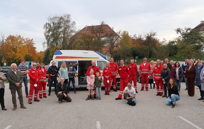 Rettungssanitäter Franz Primetshofer inmitten einer Gruppe von Menschen, alle waren bei der Überraschung beteiligt