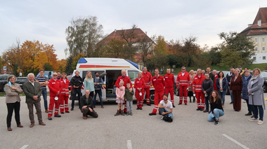 Rettungssanitäter Franz Primetshofer inmitten einer Gruppe von Menschen, alle waren bei der Überraschung beteiligt