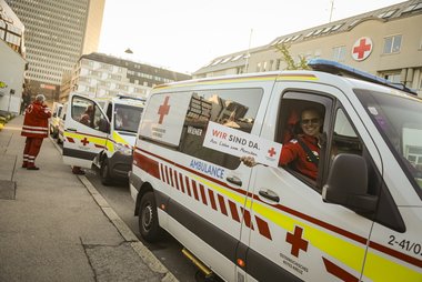 Rotkreuz Autos in Wien kurz vor Abfahrt