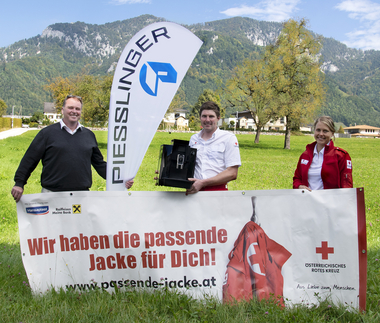 Klaus Waselmayr von der Firma Piesslinger übergibt Benjamin Kirchweger und Gudrun Kirchweger die gesponserte Kaffeemaschine