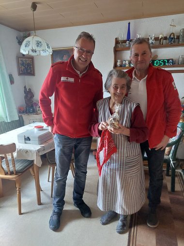 Essen auf Rädern-Team überreicht Weihnachtskekse an Klientin