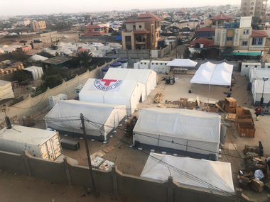 Luftaufnahme des Rotkreuz-Feldspital in Rafah/Gazastreifen, IKRK Logo