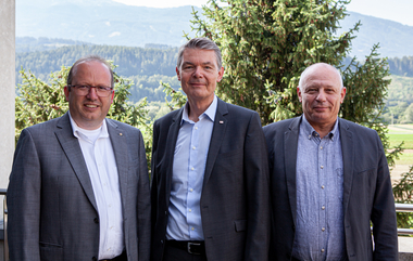 Das Bild zeigt die dreier-Geschäftsleitung des Roten Kreuzes Tirol, Andreas Karl und Wilfried Unterlechner als die stellvertretenden Geschäftsleiter und Thomas Wegmayr als Geschäftsleiter des Roten Kreuzes Tirol