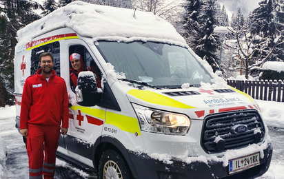 Kira Eberharter und Benni Eder vor dem Rettungstransportwagen, der in Ginzling stationiert wurde