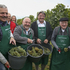 Erfolgreiche Lese: Josef Dockner, Weinpate Rudi Rubinek, Präsident Josef Schmoll und Diözesanbischof Alois Schwarz. Im Hintergrund Chefarzt und Ärztlicher Leiter Rettungsdienst Berndt Schreiner und Künstler Josef Trattner.